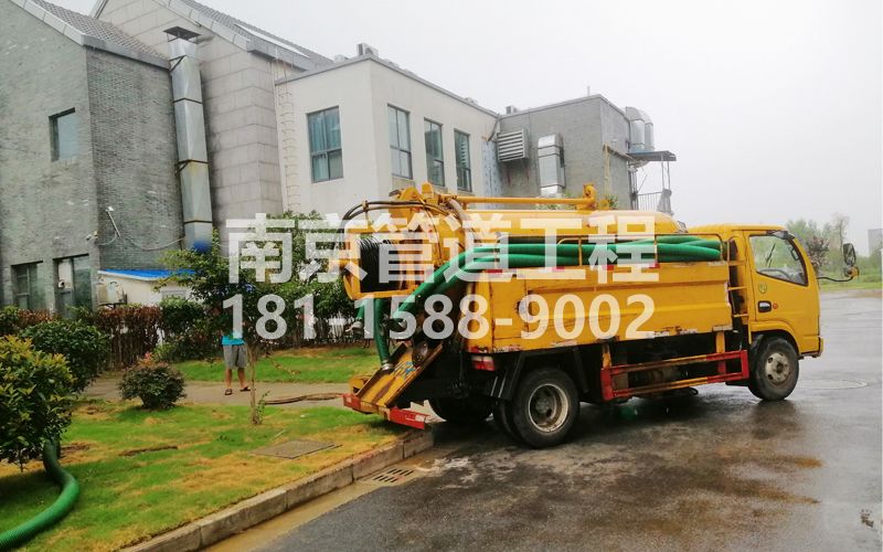 246果场小区化粪池清理