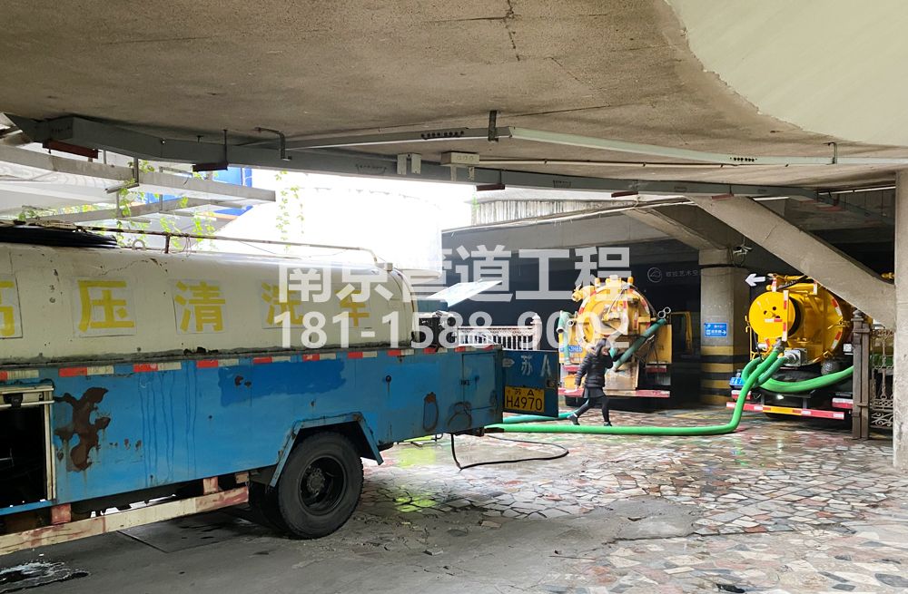 273果场商场地下室污水清理