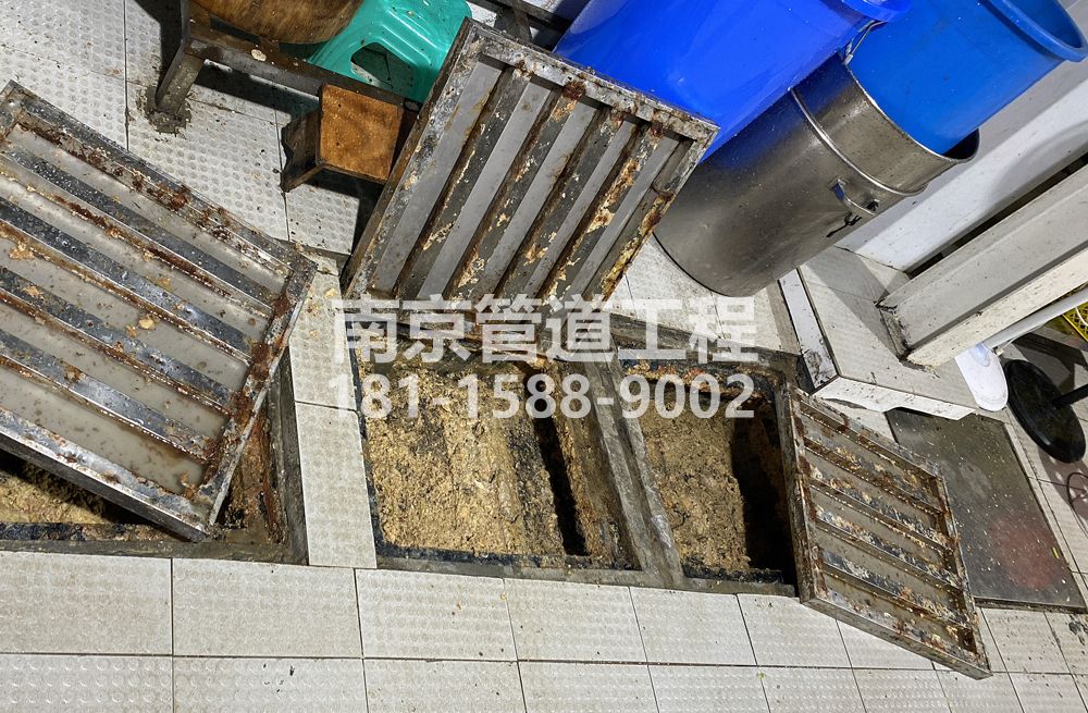 278果场城管中队食堂隔油池清理