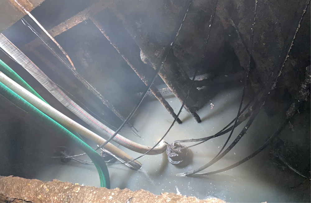 272果场商城污水池清运