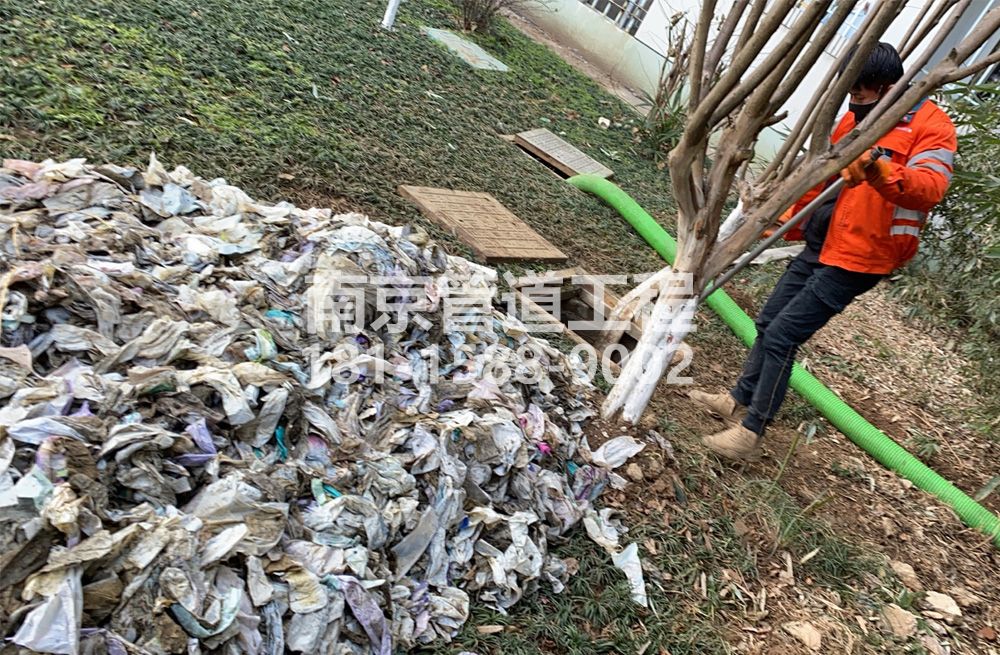 315果场化粪池垃圾清理